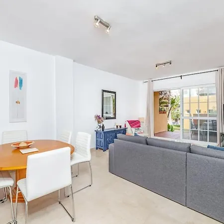 Апартаменти Beachfront 2 Bedroom On Beach! Rdr351