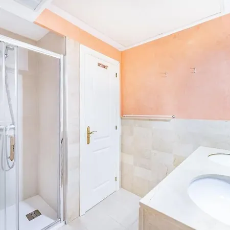 Апартаменти Beachfront 2 Bedroom On Beach! Rdr351 Марбелья